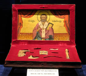 Red-lined box with icon painted in lid